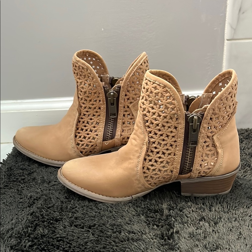 Circle G Women's Camel Cutout Shortie Bootie SIZE 8